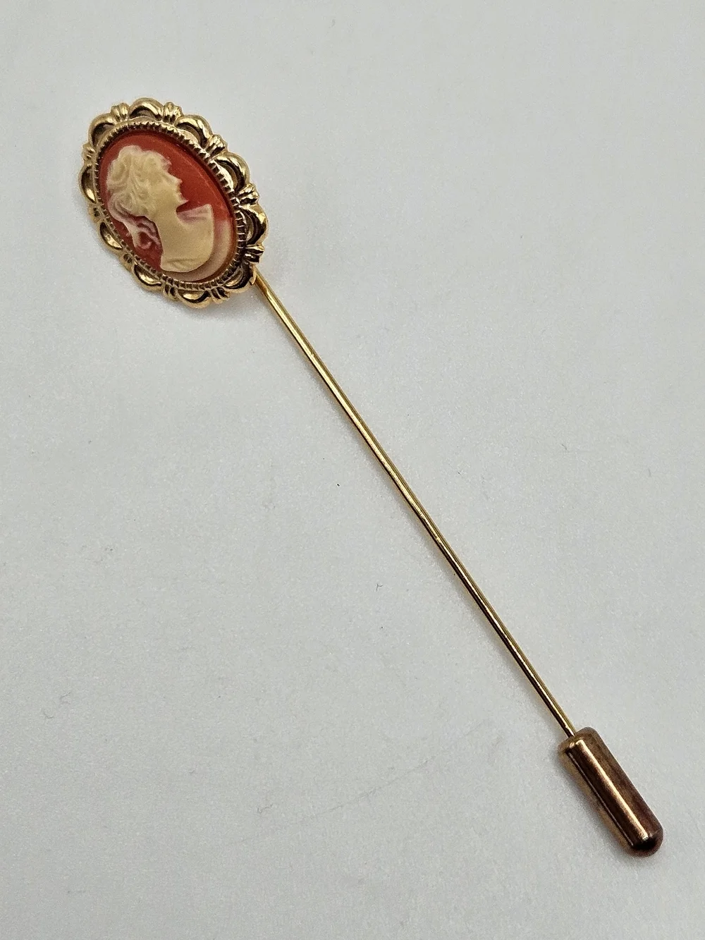 VINTAGE Gold Tone Right Facing Victorian Style Oval Pink Cameo Brooch Stick Pin